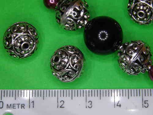 Große massive runde Perle mit Ornamenten