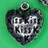 Herz hohl mit Kiss Schriftzug durchbrochen  Metallanhänger